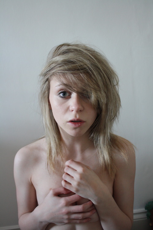 spmib:  spmib:  first topless photo with my face in, i like   I like this pic ~