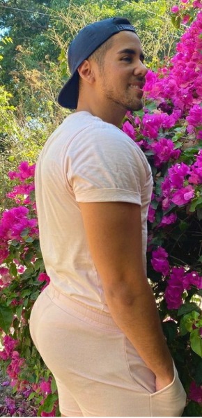 daddysbigpenis:joshgrant:What&rsquo;s he doing to grow an ass like that?!Whatcha