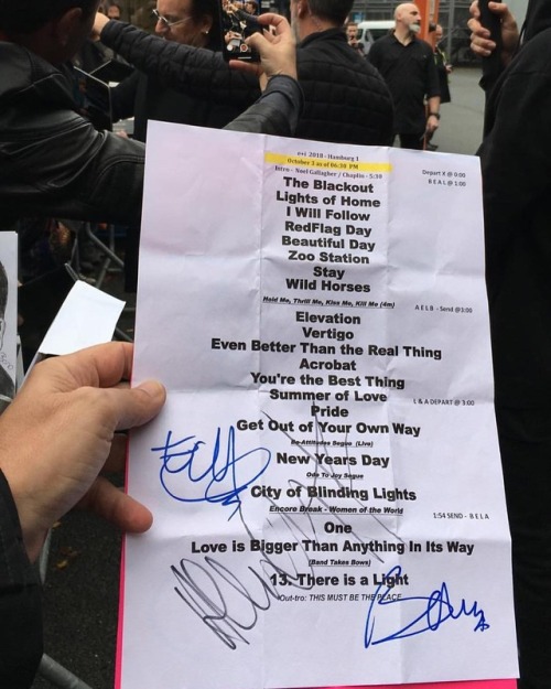 Setlist firmado por #Bono #AdamClayton #TheEdge hoy en #Hamburg #U2eiTour #U2Hamburg Where is #Larry