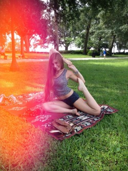just-l-o-v-e-l-y-darling:  yoga &amp; hooping at the park today. mermaid pose~