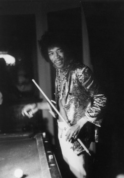 pinkfled:  Jimi Hendrix shooting a game of