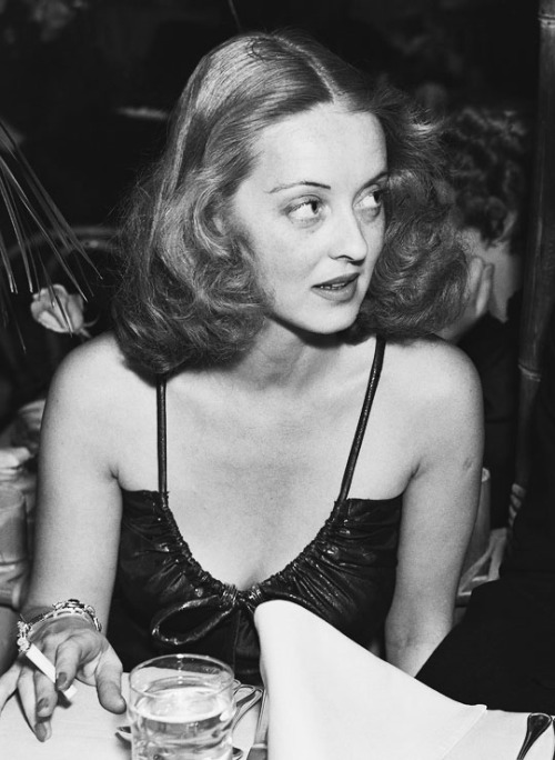 stardustmelody:Bette Davis at a party, 1930s