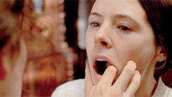 maplecroft:Fingersmith (2005) / The Handmaiden (2016)Maud stood very still, her pink lips parted, he