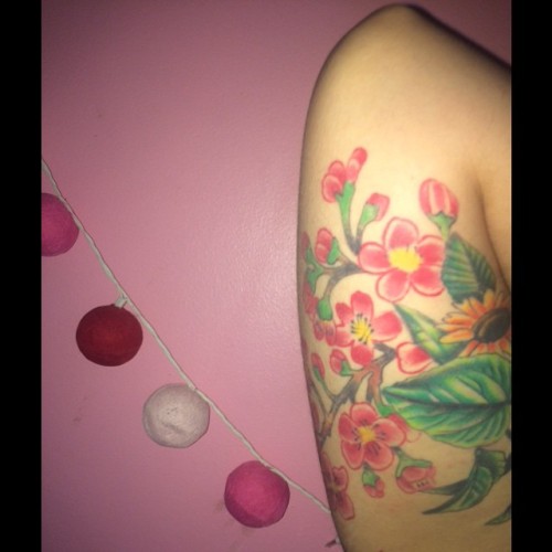 My favorite tattoo and flower 🌸 #whenyourarmisovertwogrand #k #flowertattoos #nofilta #cottonballs #emo