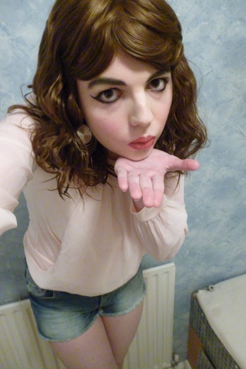 lucy-cd:  PicturesSuch a cute outfit, absolutely adore these new shorts & heels! <3