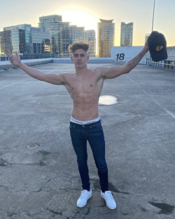 adelaide-gay-guy:alphabondsnewy:Fuck!! I want this stud standing over me spitting in my face