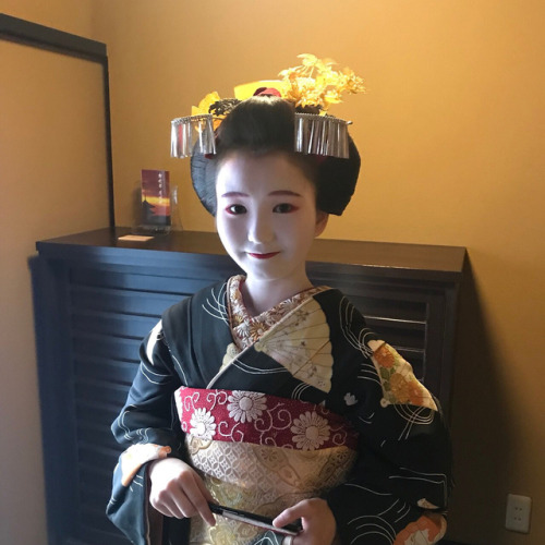 umeno-okiya: Maiko Umenana’s Misedashi ensemble (SOURCE) 