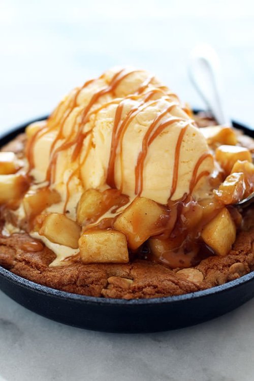 XXX lustingfood:  Salted Caramel Apple Pie Pizza photo