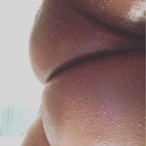 addicted2cakes:  Tumblr- @tvntyfr 🍑💦✨  (Submission) Send pics2  Kik carmelmocaswagg Single_nigga_2000@yahoo.com & twitter @carmelmocaswagg  tumblr http://addicted2cakes.tumblr.com