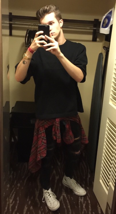 malikmydick:  my hotel room had angelic lighting