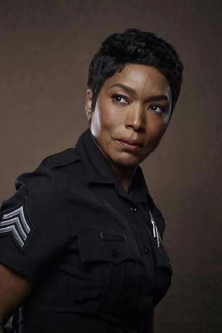 Angela Bassett is so hot I can’t even 😍😍 I’m crushing hard. 
But Angela Bassett in uniform HOT DAMN 😍😍💘