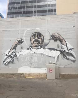 impermanent-art:  “Ánimo Sin Fronteras” (“Courage Without Borders”) by El Mac in El Paso, TX.   One of three murals painted by the artist on both sides of the Mexican border in December 2015. In 2012 he photographed participants in the Caravan