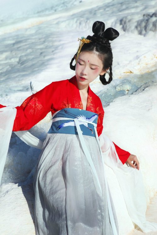 ziseviolet: Hanfu (han chinese clothing) photoset via 弥秋君. Location: Pamukkale, Turkey. Photography: