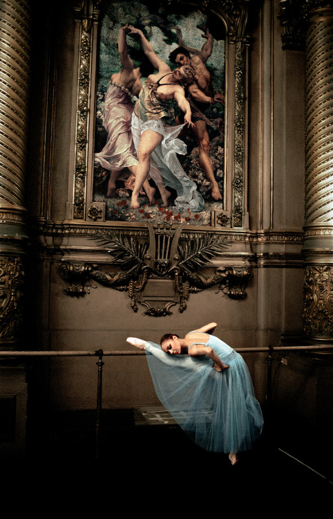 Alexandra Cardinale dans le foyer de la danse avant la représentation de &ldquo;Serenade&