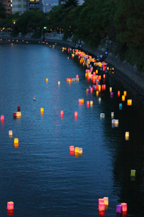 japanesecontent: Hiroshima Lantern Festival (by rileyroxx)