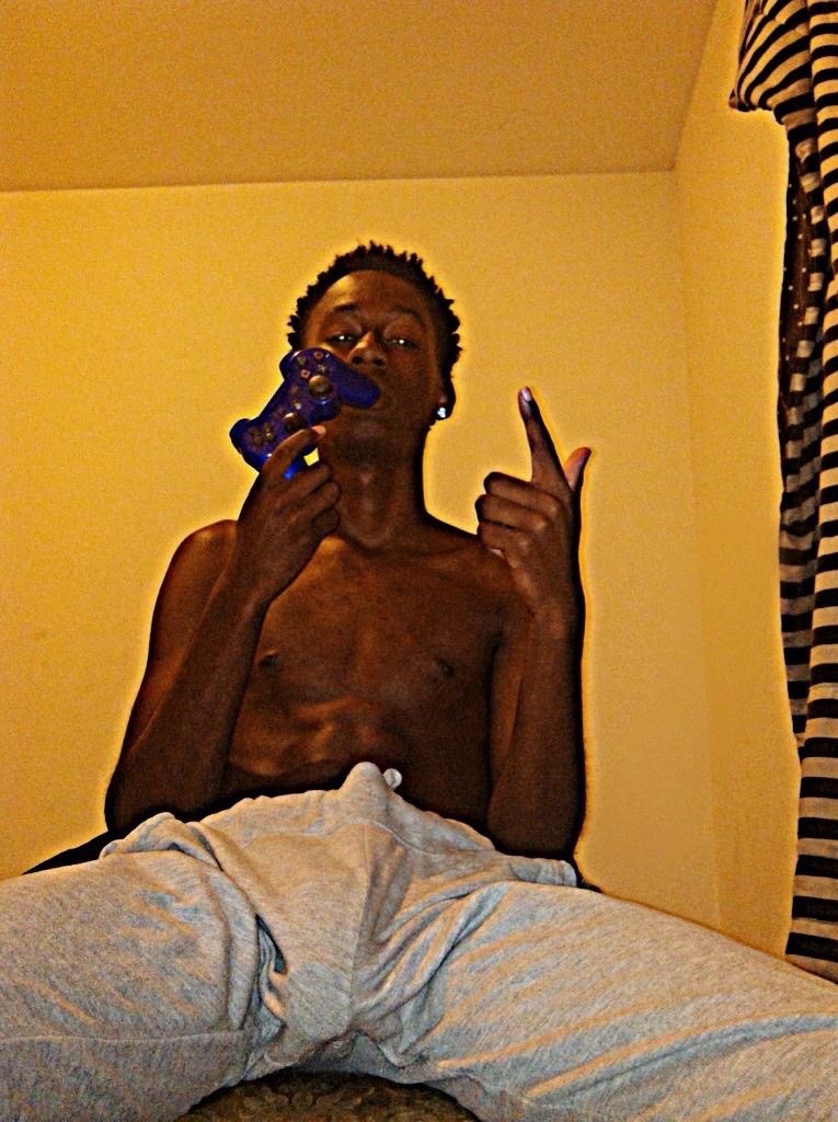 jupiterzcrown:st8hoodshit:  St8 nigga off Twitter ( dat dick tho)  Skinny niggaz