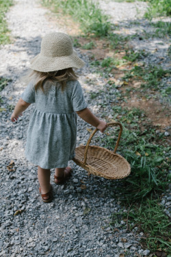 grayskymorning:   Life with Littles | An Afternoon of Blackberry Picking     Cute