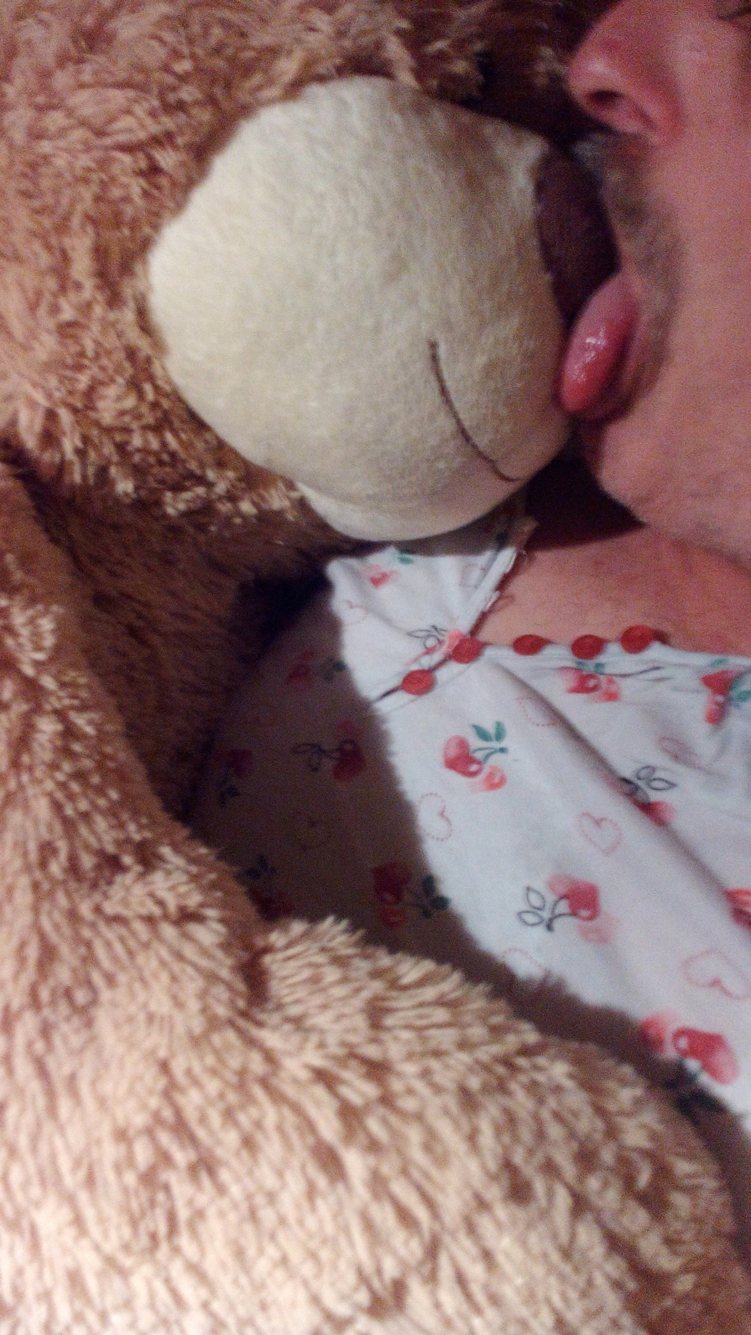 Sissyschwein pisst sich beim Kuscheln ein