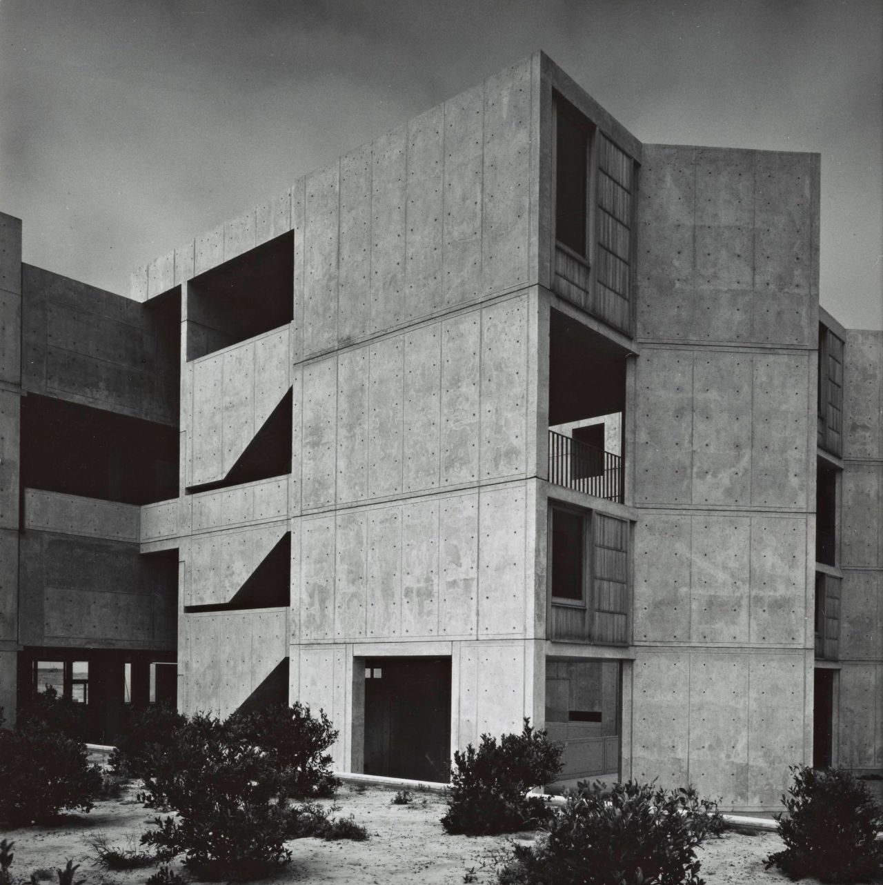 Louis Kahn Salk Institute in La Jolla, California