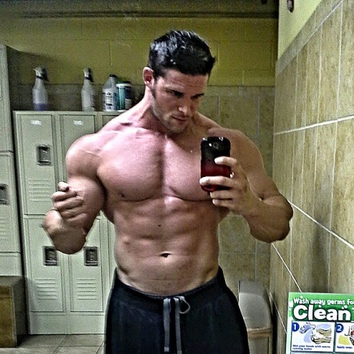 savagesquats:  manlypics:  Wesley Durden   All the goals…