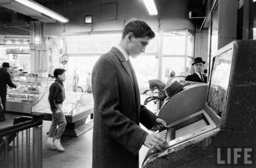 Bobby Fischer at Playland(Carl Mydans. 1962)