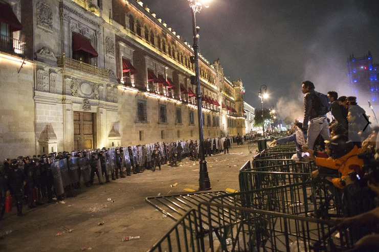 thinksquad:   Mexico City march ends in violence A largely peaceful march by tens