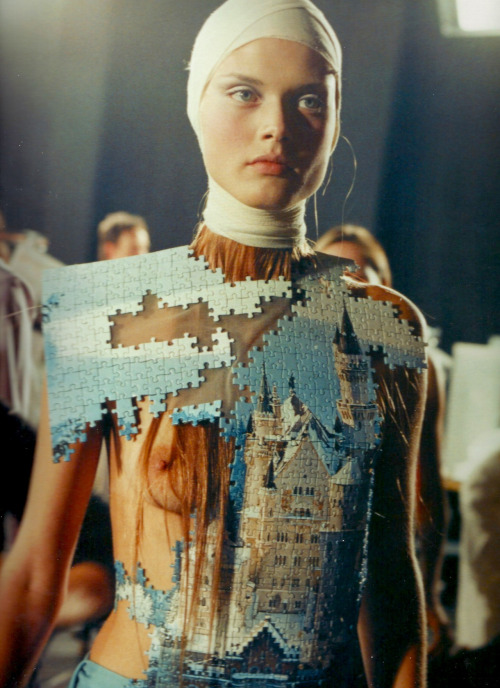 kaktus-roza:  edithshead:  Malgosia Bela for Alexander McQueen, s/s 2001  A puzzle