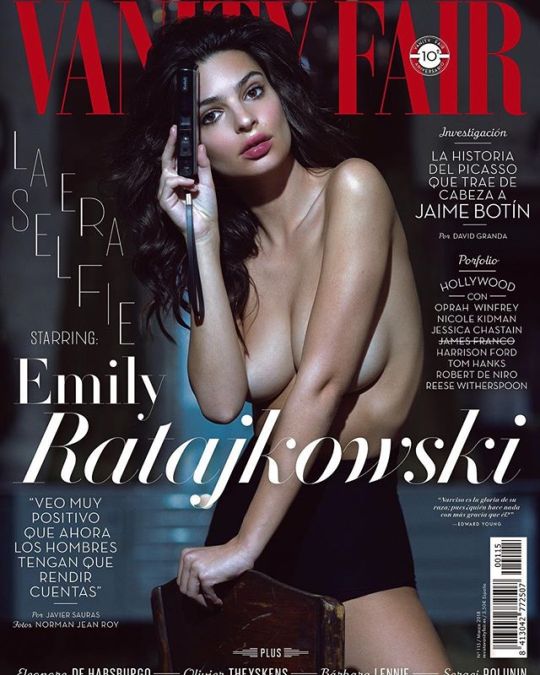 Emily Ratajkowski sensualiza em ensaio fotográfico