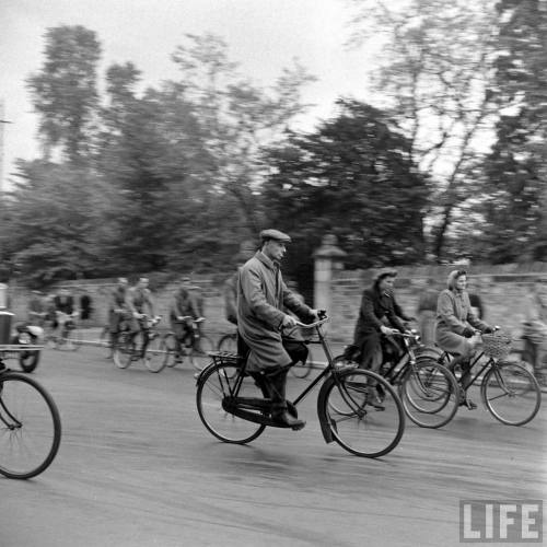 Cycling to work(David E. Scherman. 1942)