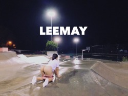 leemayaug:  晚上，爸爸带母狗来到了附近的公园，原本以为球场空旷的球场灯火通明，竟然有一群年轻力壮的小伙子们在踢足球，我心里一下子紧张起来，又担心饥渴已久的骚逼恐怕无法满足了。爸爸带着我找到了球场边上的避雨棚里，这里位置绝佳，居高临下，我们可以看到他们踢球而他们无法觉察，我们之间仅仅隔了薄薄的一片铁皮