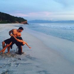 nomediocre:  Ciara & Russell on the beach!
