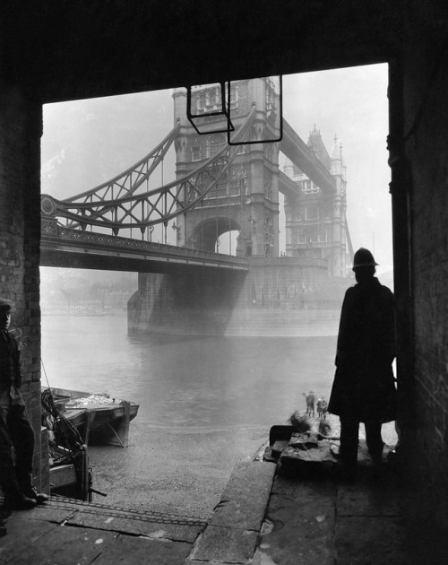 undr:George Rinhart. A view of the London Tower Bridge. 1900