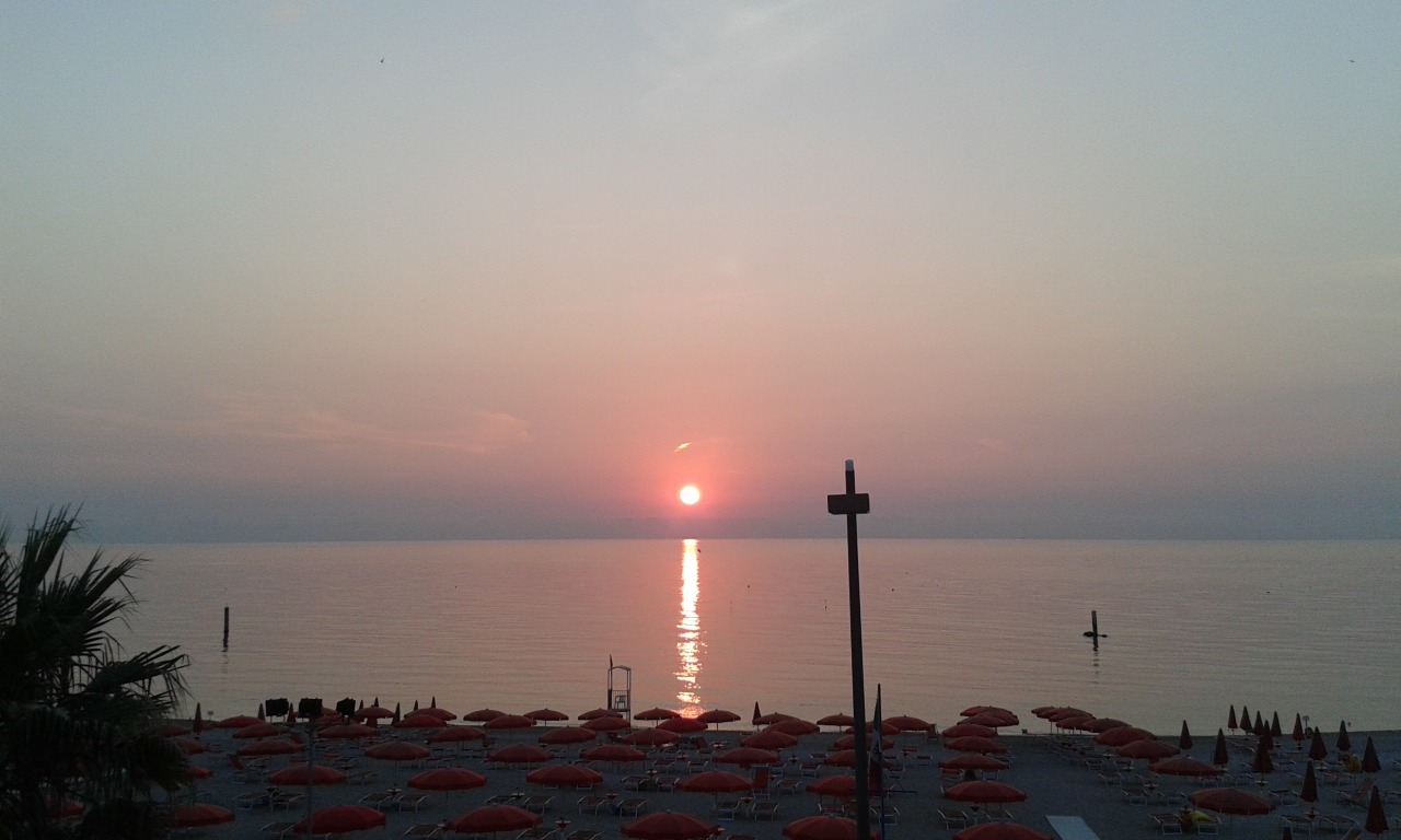 stelle-di-una-galassia-perduta:  Alba to Porto Recanati, Marche (foto mie)