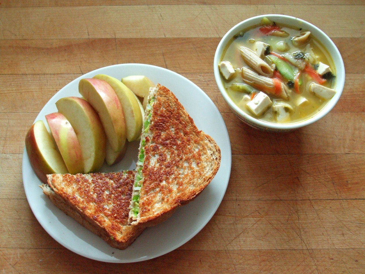 styleyourbody:  i-want-abs-not-flabs:  garden-of-vegan:  fuji apple, grilled avocado,