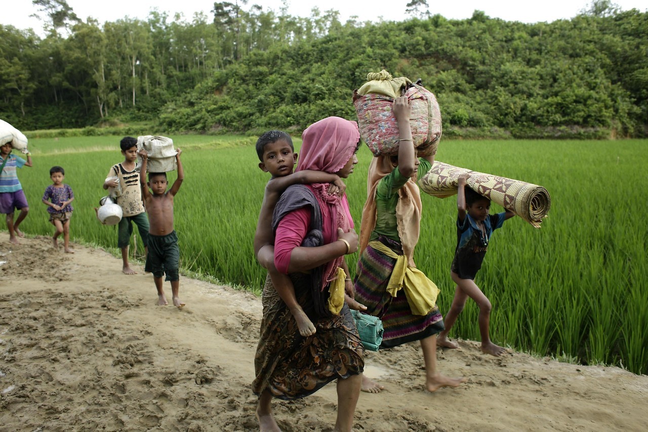 BANGLADESH. Refugiados rohinyás en un campamento temporal en Ukhiya, en Bangladesh. Las autoridades de Bangladesh comenzaron a registrar a los miles de miembros de la comunidad rohinyá que se encuentran en su territorio tras huir de la violencia en...