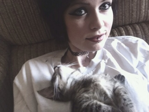 ashtray-princess:  Cute pic of me n pippy the other day ehehe  U hav beautiful eyes