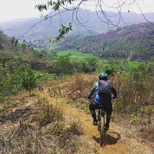 kasutbiru01:  bikepsycho:  #nuaquila #gravity #enduro #mtb #trail #puredirt less #climb & #aspha
