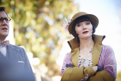 Miss Fisher’s first outfit of “Framed for Murder” (Season 2, Episode 9) is a suitably vibrant daywea