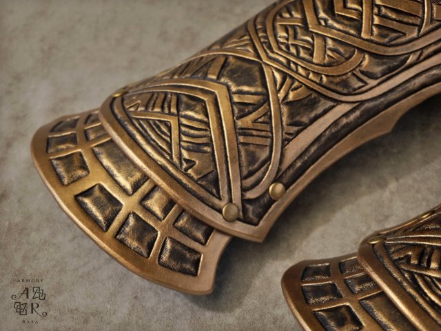 Raven bracers, Assassin's Creed: Valhalla, hand-tooled in 10 oz veg-tan leather.
(Available from Armory Rasa)