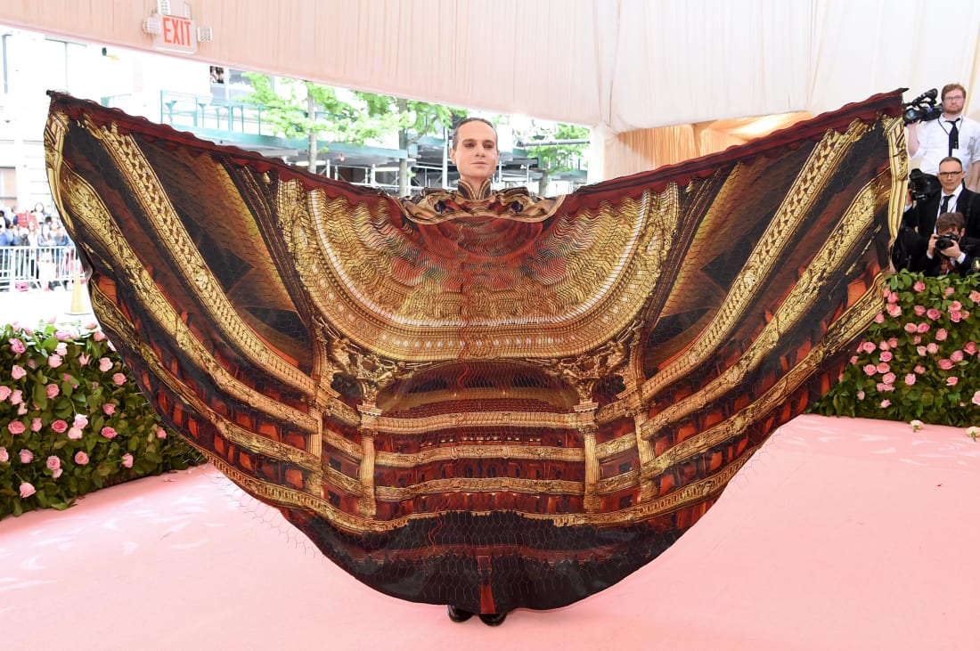 coffeebuddha:  ruffboijuliaburnsides:  captmarble: billy porter did not absolutely pop off with that met gala look only for some of y'all to call harry styles the king of camp i- Okay look.  LOOK. Harry looks pretty good for a straight boy.  It’s