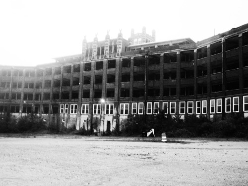 terrifiantus:  Waverly Hills Sanitorium Rumored to be one of the scariest places in america, Waverly Hills began construction in 1908 and opened for business in 1910 as a small two story hospital. The hospital was, after much construction and expansion