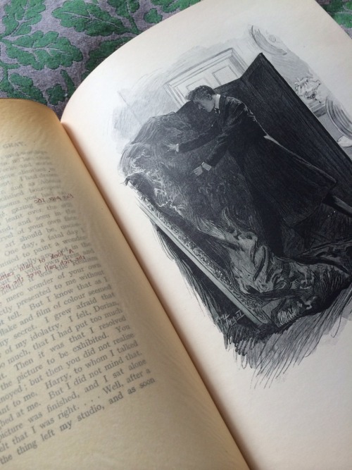 221booksinthetardis: My mum gave me this gorgeous first illustrated edition of “The Picture of