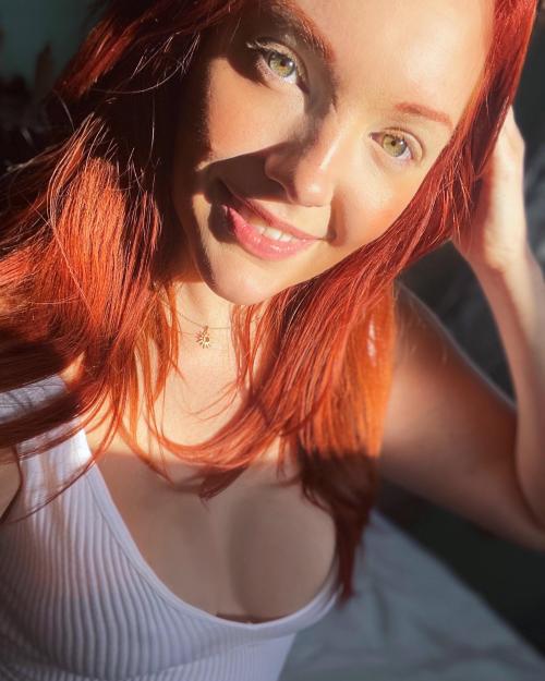 redhead-beauty:  Happy Friday ❤️