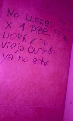 angelaalt3:  No llores por un pibe (hay mil en cada esquina) Llorá por tu vieja cuando ya no este   (Que lindo es encontrar mensajes ocultos hasta cuando vas a mear)