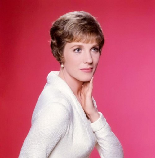 loethlifeyoulivelietelifouloe:Julie Andrews photo portrait by Ken Whitmore, 1970.