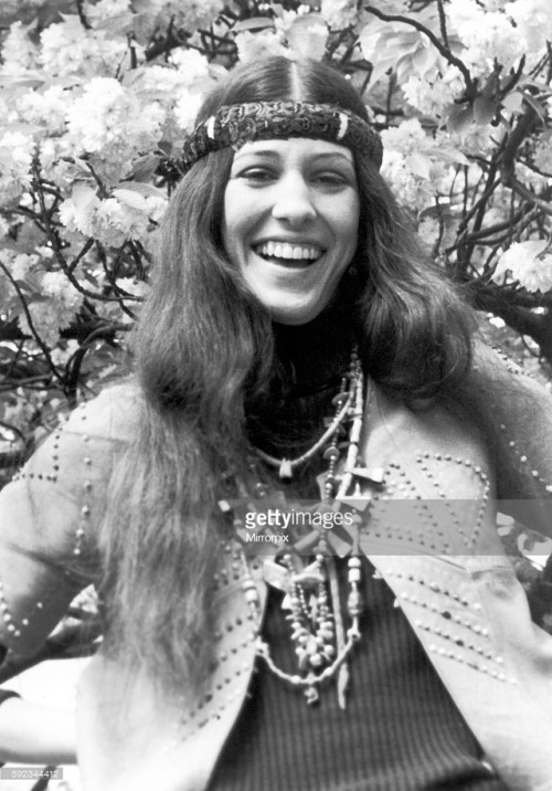 takealittlepieceoftheirhearts:May 5, 1971: Rita Coolidge in Regents Park, London; photos credited to