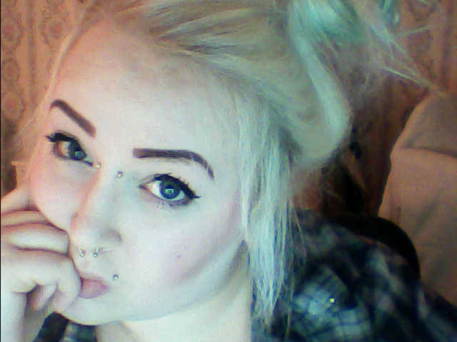 littleprincesschloe:  Being a vain piece of shit, my make up is on point today. 