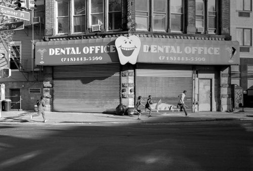 Running past the dentist, in #bushwick #brooklyn #spicollective #streetleaks #blackandwhite  https:/