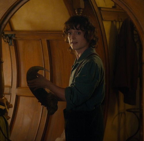 johnlockedness:Bilbo owns a claw of Smaug.BILBO OWNS A CLAW OF SMAUG.I CAN’T. 