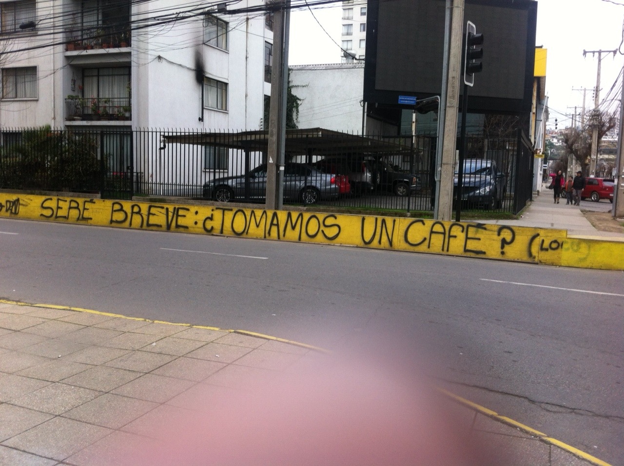 casi-pero-no:  me-sonries-aproposito:  sere breve: tomamos un cafe?  con mis amigos